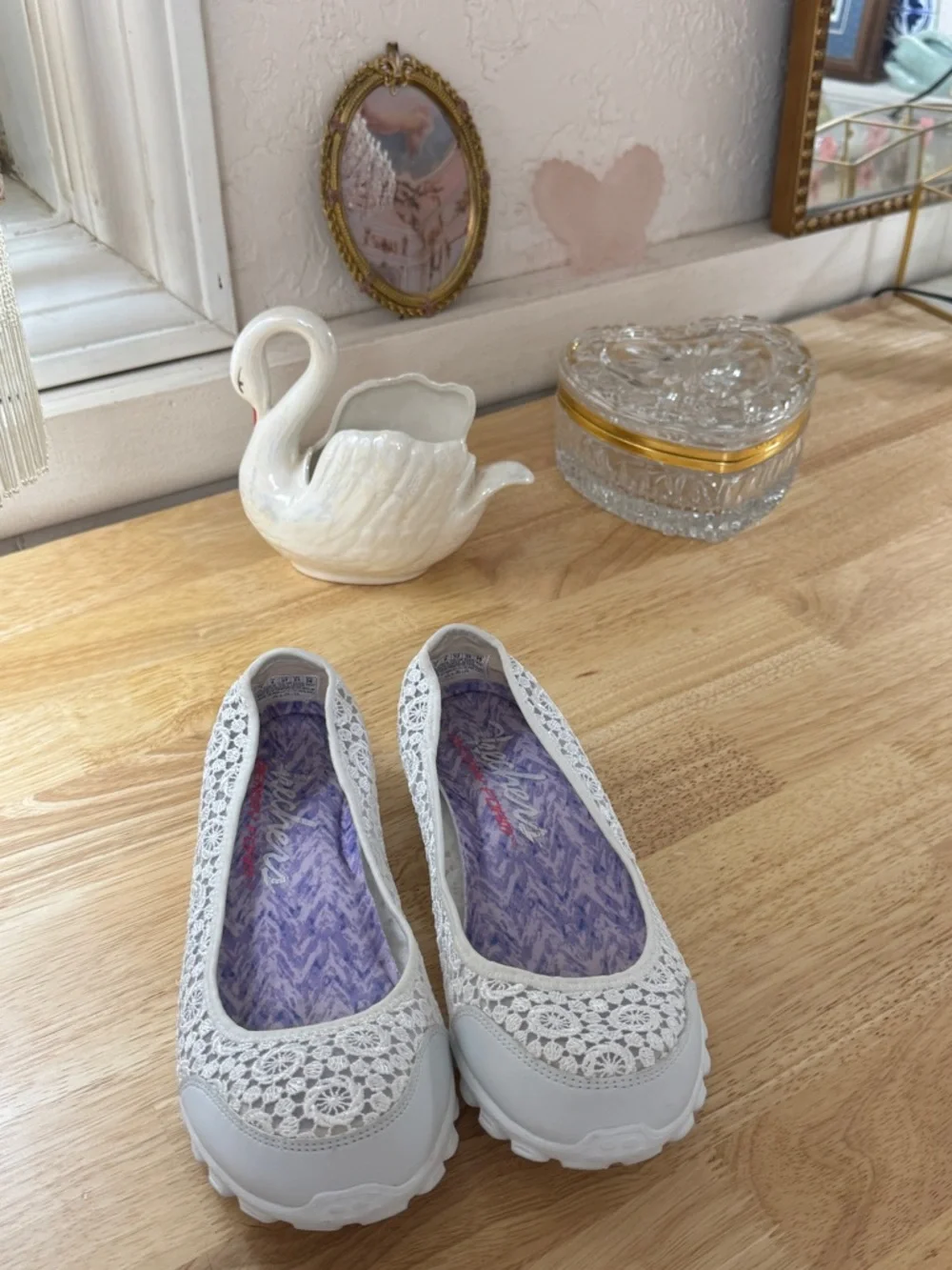 Whimsical Fairy Skechers White Leather Crochet Slip-On Comfort Flats Size 7